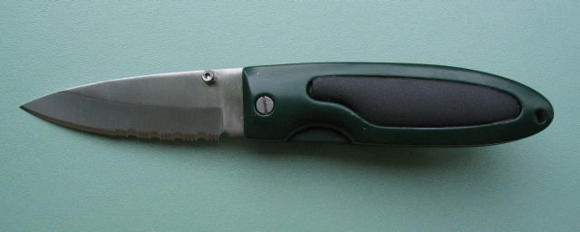 nůž s pilovou čepelí
